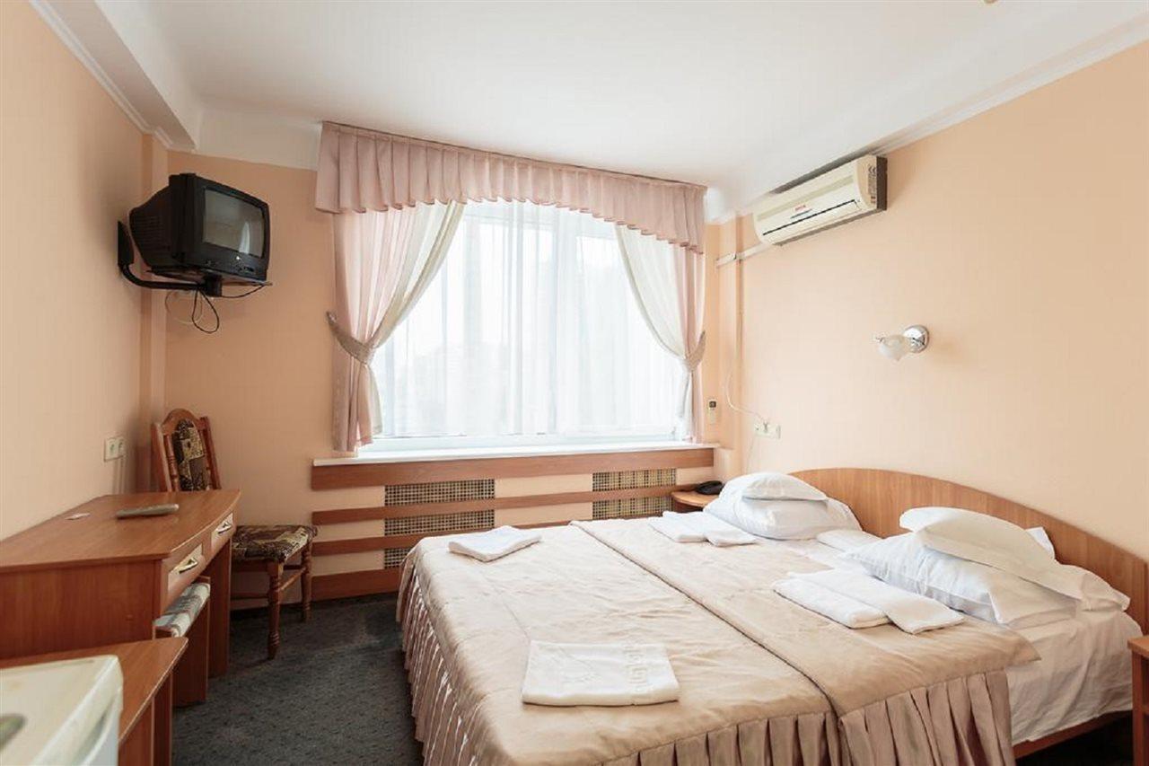 Druzhba Service Hotel Kiev Exterior photo