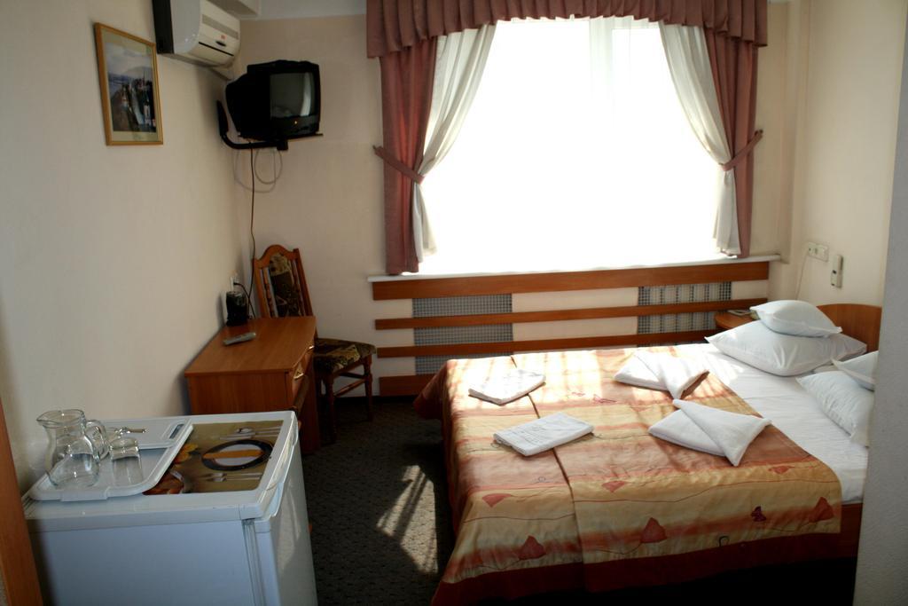 Druzhba Service Hotel Kiev Exterior photo