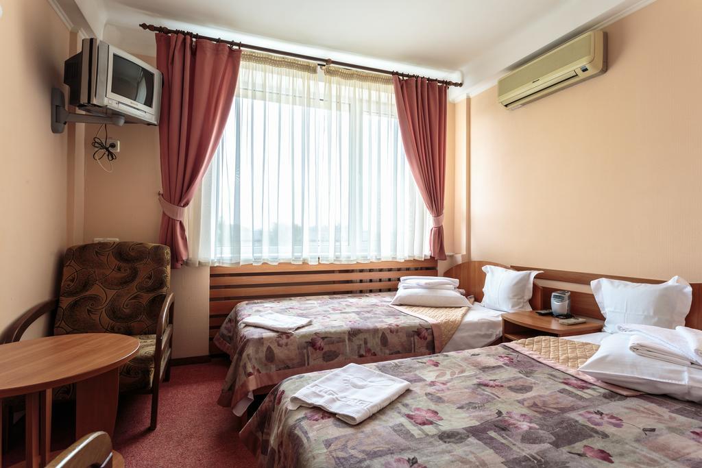 Druzhba Service Hotel Kiev Exterior photo